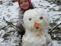 kind-mit-schneemann