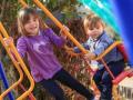 kinder-beim-schaukeln