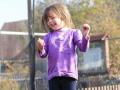 maedchen-auf-trampolin