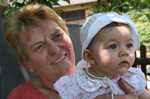 family-farm-oma-enkel-gesichter