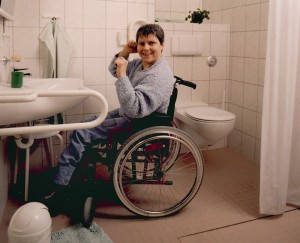 handicap-rollstuhlfahrerin-wc