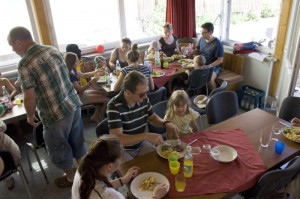 service-aufenthaltsraum-gaeste-beim-essen