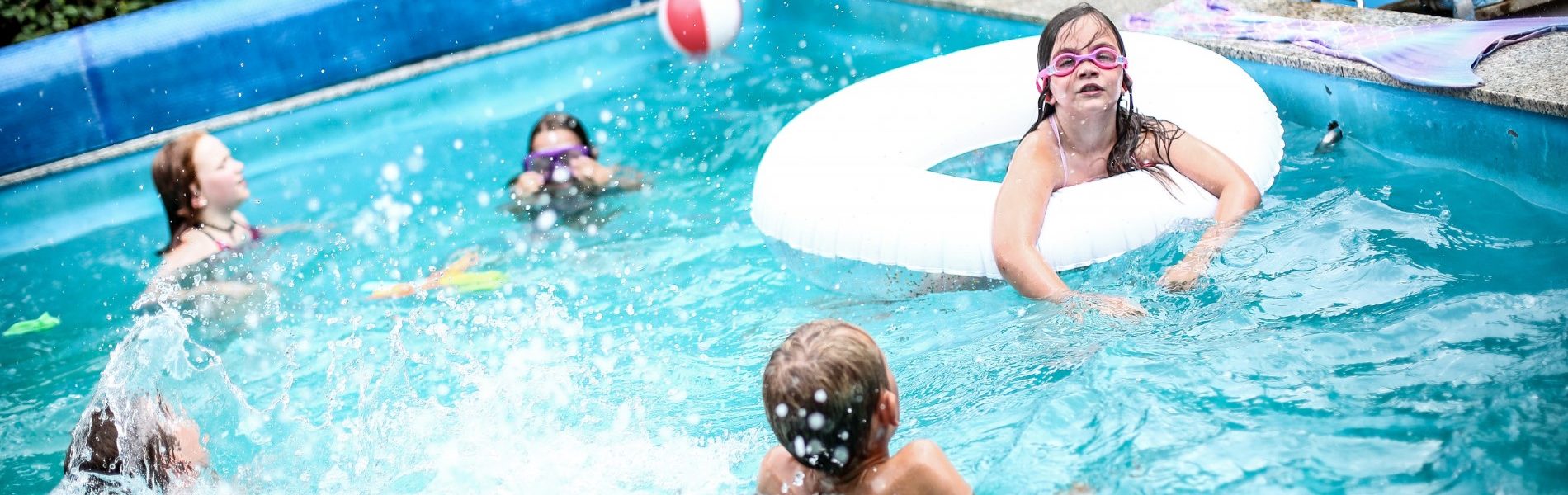 Brühlhof- Kinder im Pool (Custom)